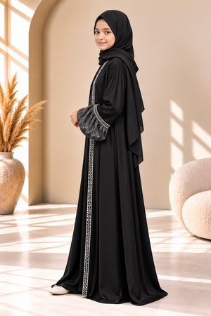 Side view of the Black Luxe abaya featuring voluminous organza balloon sleeves and gathered cuffs.
Copy filename